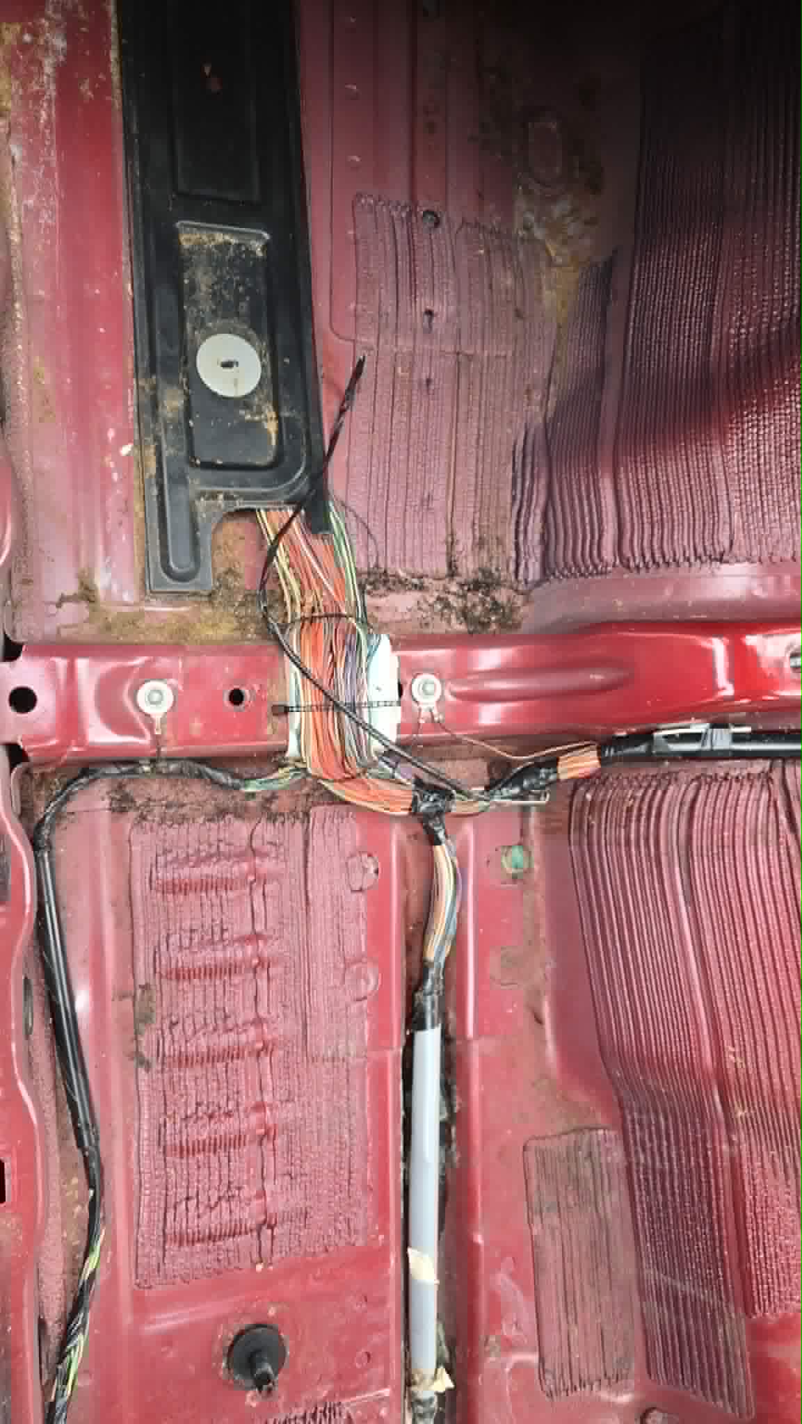Floor pan seam detail